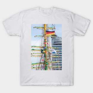 Bremerhaven; City; New port; Ship mast T-Shirt